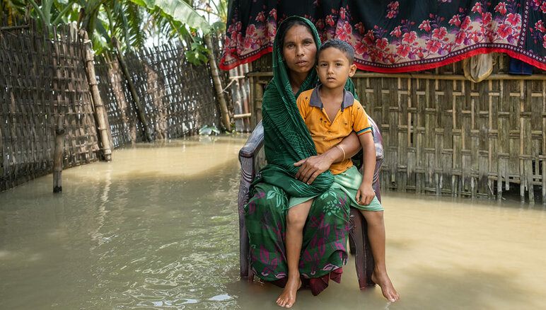 تسبب أمطار الرياح الموسمية العنيفة بفيضان في مقاطعات شمال وشمال شرقي بنغلاديش في تموز/يوليو 2020 غمرت مياه الفيضان منزل سايما و جعلت الحياة الطبيعية فيه شديدة الصعوبة . تعاني مع أسرتها نقص الغذاء . يقدم برنامج الأغذية العالمي المساعدات النقدية لحوالي 6،000 أسرة في منطقة كوريغرام من أشدّ المحتاجين للمساعدة. برنامج الأغذية العالمي/ مهدي رحمان