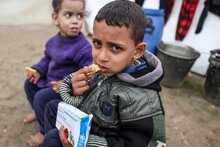 برنامج الأغذية العالمي يوزع المساعدات الغذائية على الأسر النازحة داخلياً في دير البلح، غزة، فلسطين. الصورة: برنامج الأغذية العالمي/علي جاد الله ، 11 يناير/كانون الثاني 2024.