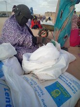  لاجئات الصحراويات أثناء توزيع المساعدات الغذائية العامة في أبريل 2020. برنامج الأغذية العالمي/ أمل دراس